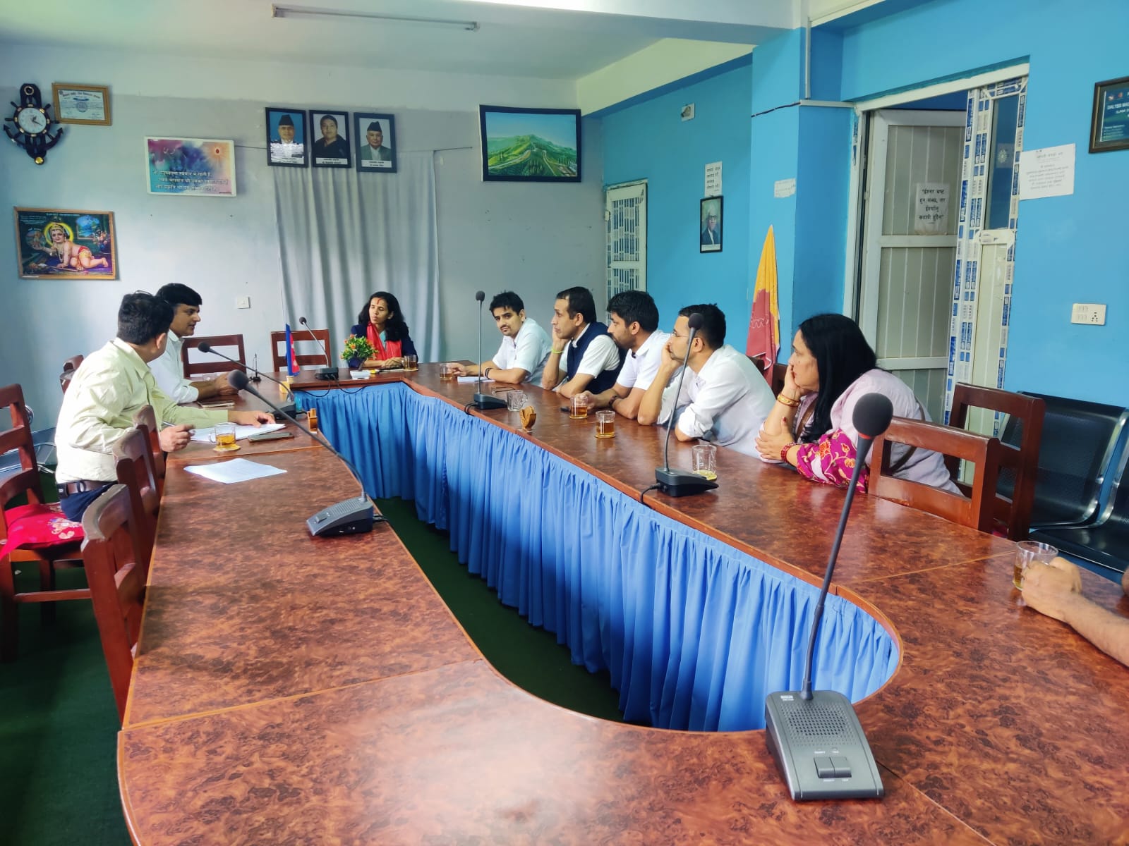 सचिव, स्वास्थ्य मन्त्रालय, कोशी प्रदेश, डा. राधिका थपलिया सहितको टोलीलाई जिल्ला अस्पताल इलाममा स्वागत गर्दै