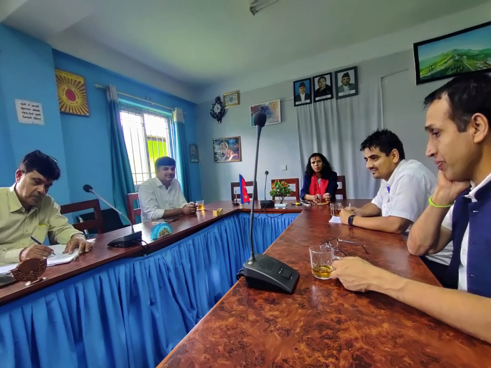 सचिव, स्वास्थ्य मन्त्रालय, कोशी प्रदेश, डा. राधिका थपलिया सहितको टोलीलाई जिल्ला अस्पताल इलाममा स्वागत गर्दै